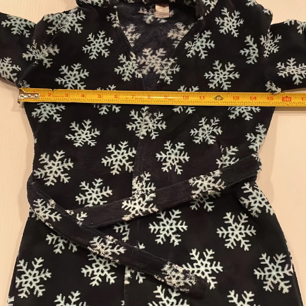 Baby gap navy blue robe with light blue snowflakes.  Kids size 5T